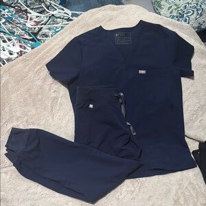 FIGS women’s navy scrub set
